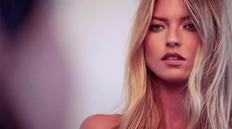 Tá Martha Hunt ina réalta i bhfíseán sioncronaithe liopaí Justin Bieber '2U' le haghaidh Victoria's Secret