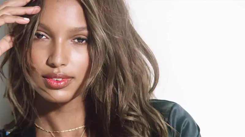 U-Jasmine Tookes ungumdlali we-'2U' u-Justin Bieber ovumelanisa izindebe kuvidiyo ye-Victoria's Secret