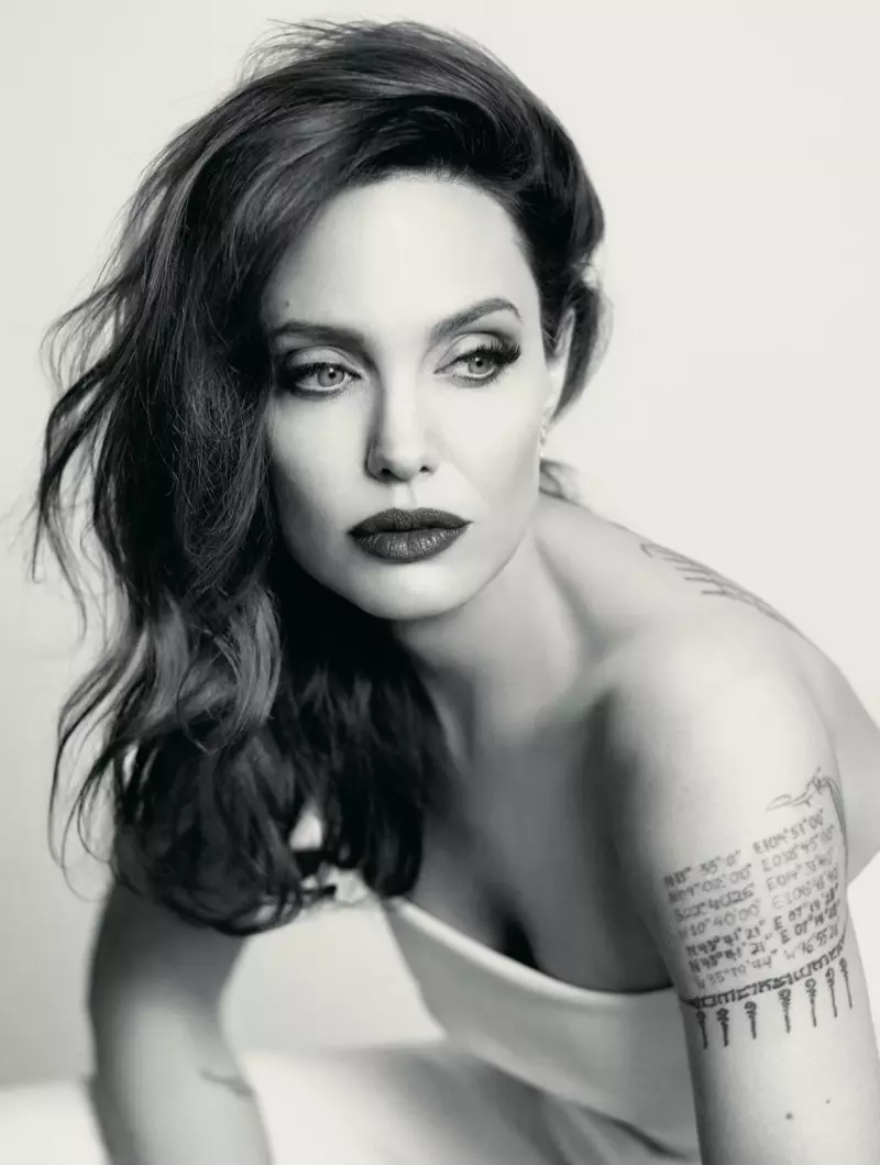 Fotograferet i sort og hvid bærer Angelina Jolie sit hår i glamourøse bølger. Foto: Mathieu Cesar