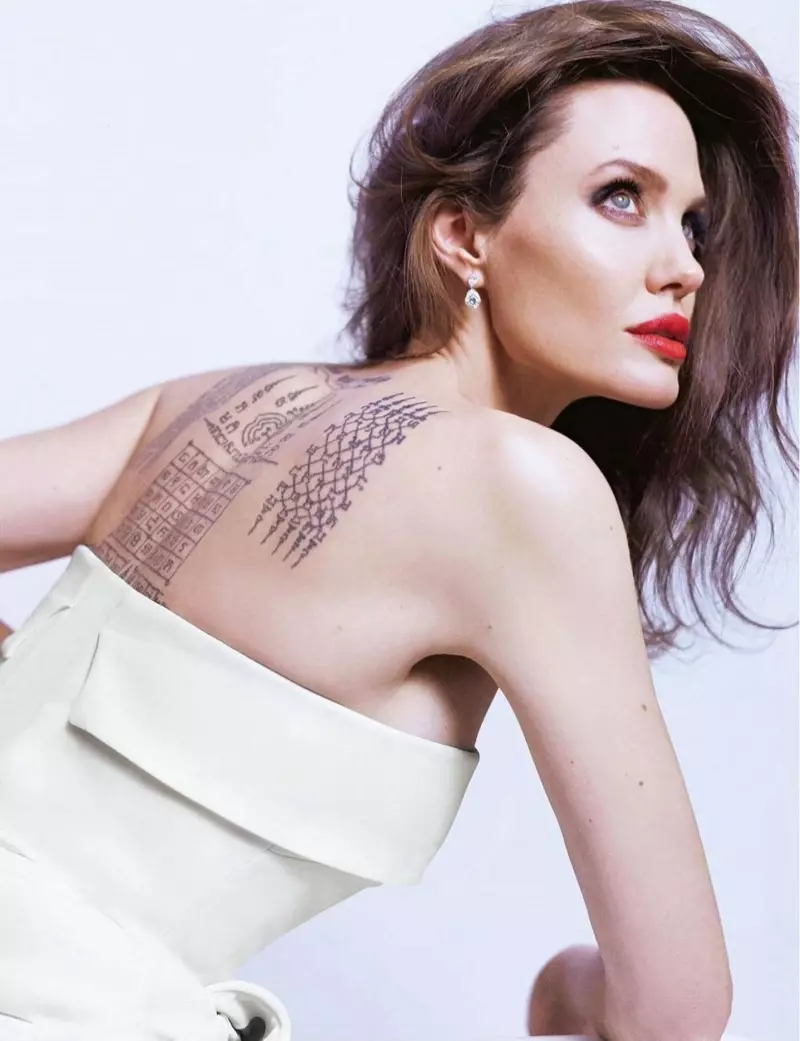 Die aktrise Angelina Jolie wys haar rugtatoeëring vir Guerlain. Foto: Mathieu Cesar