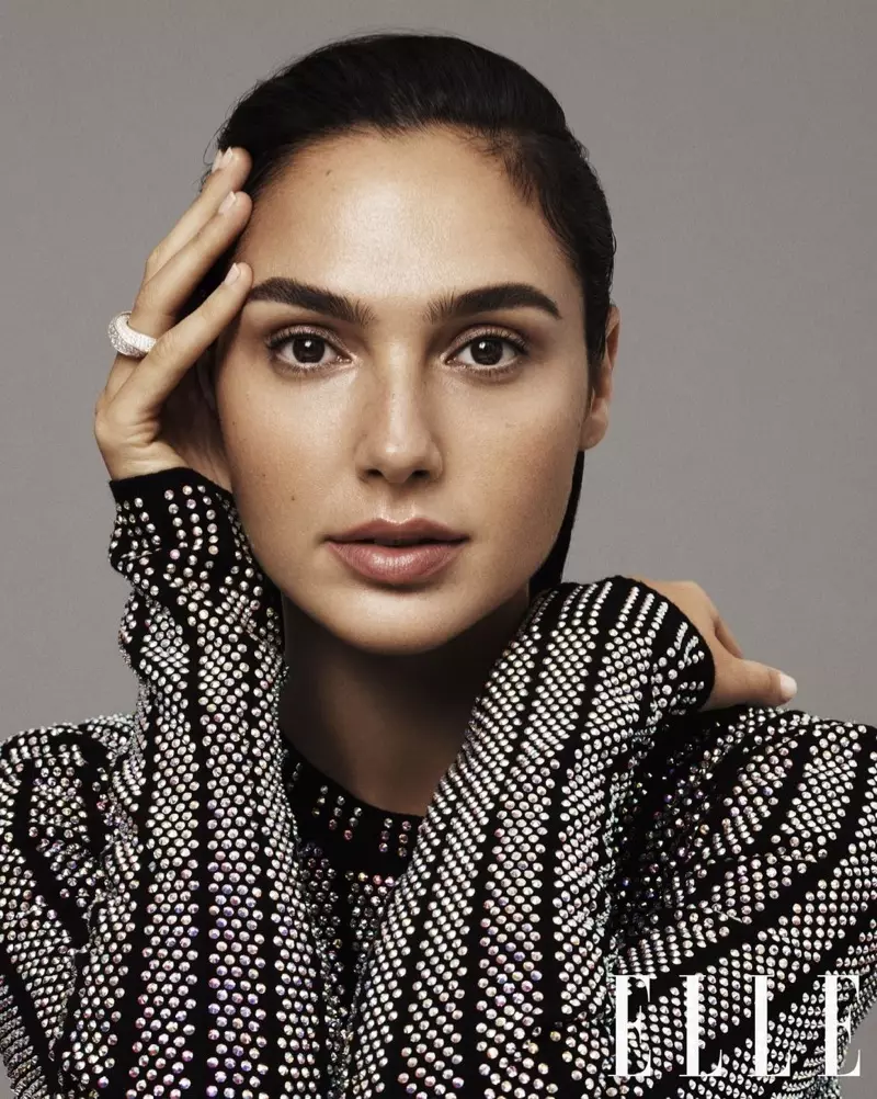 Gal Gadot ýakynlaşandan soň, Gucci kristal bilen bezelen ýokarky we Cartier halkasyny geýýär