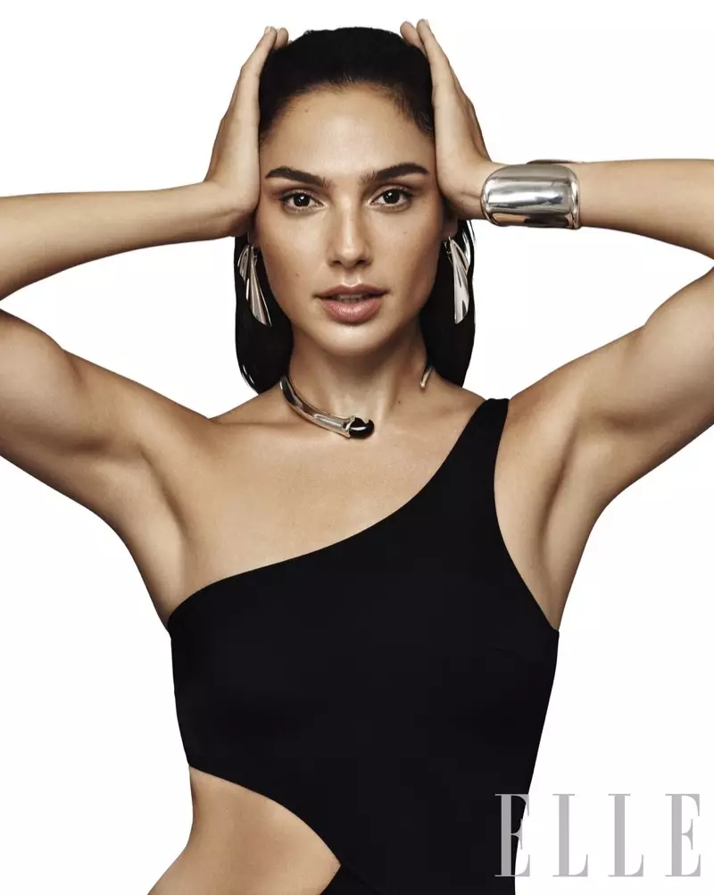 Ngagambar pose, Gal Gadot nganggo baju renang Solid & Belang sareng Elsa Peretti pikeun perhiasan Tiffany & Co.