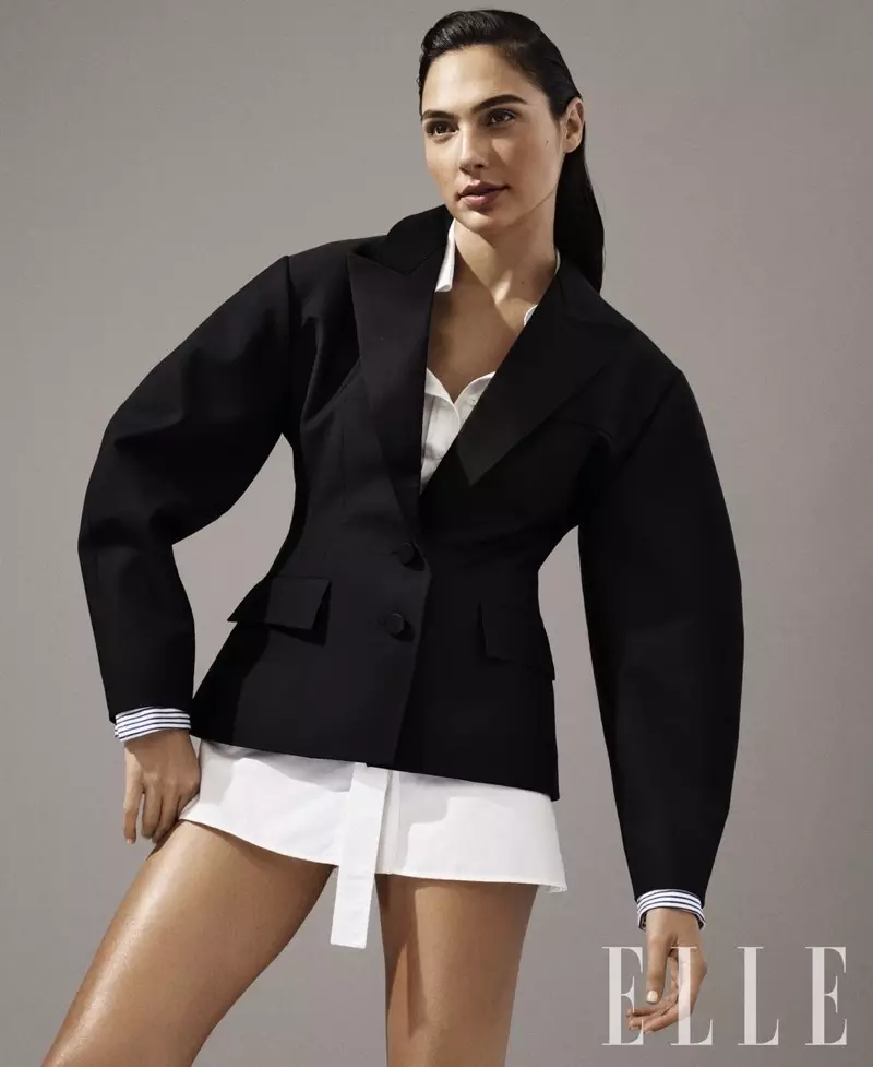 Aktrise Gal Gadot posearret yn Louis Vuitton jas en shirt