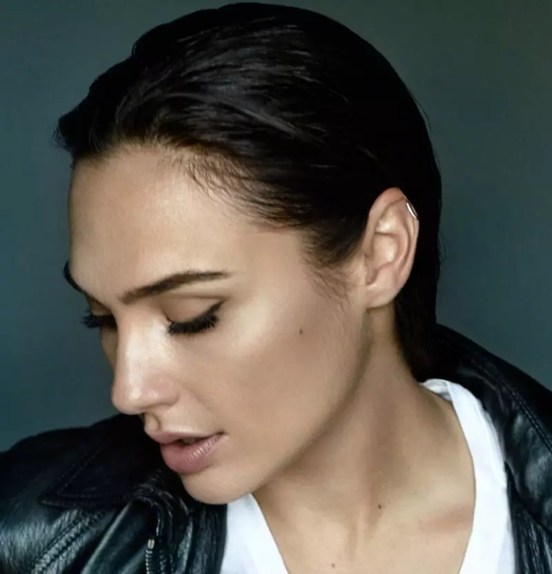 En gros plan, Gal Gadot porte une coiffure lissée en arrière