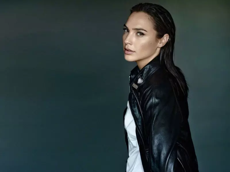 Gal Gadot ṣe iranṣẹ awọn gbigbọn tutu ni jaketi alawọ kan