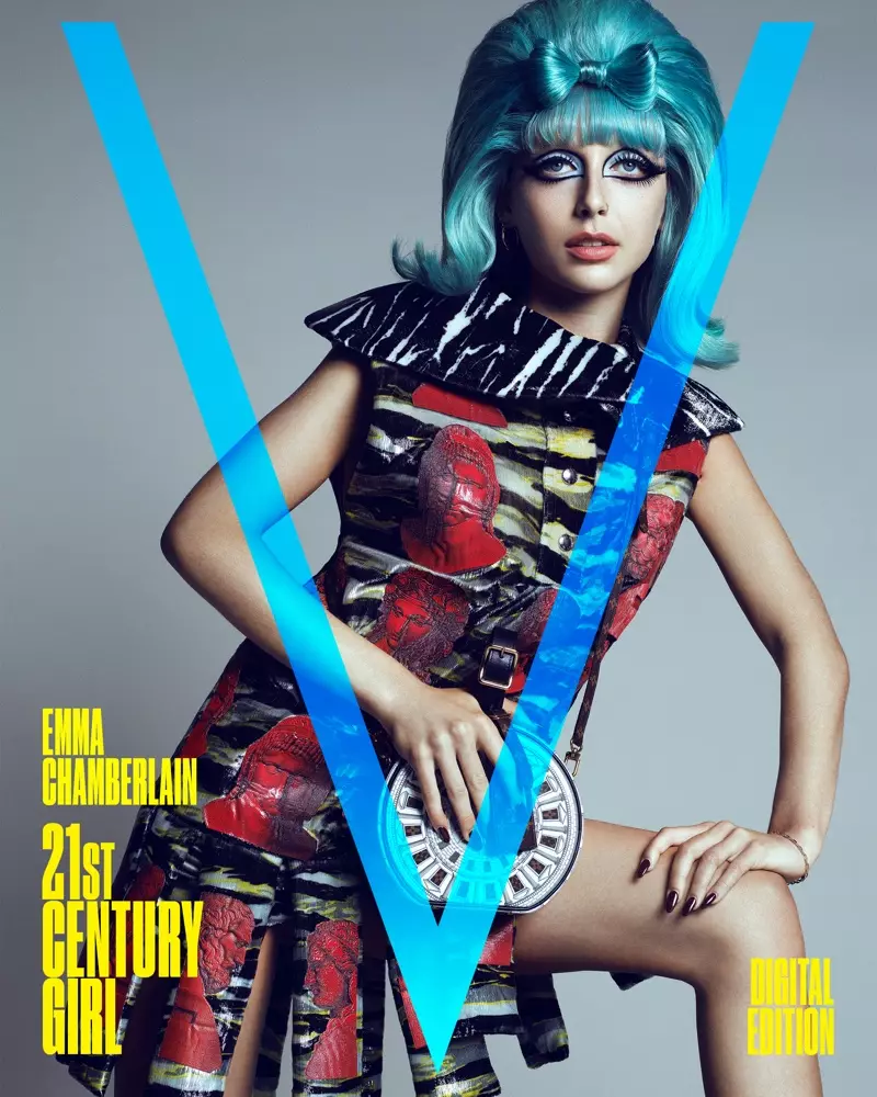 Emma Chamberlain draagt Louis Vuitton x Fornasetti op V Magazine Digital Cover. Foto: Domen & Van de Velde / met dank aan V Magazine