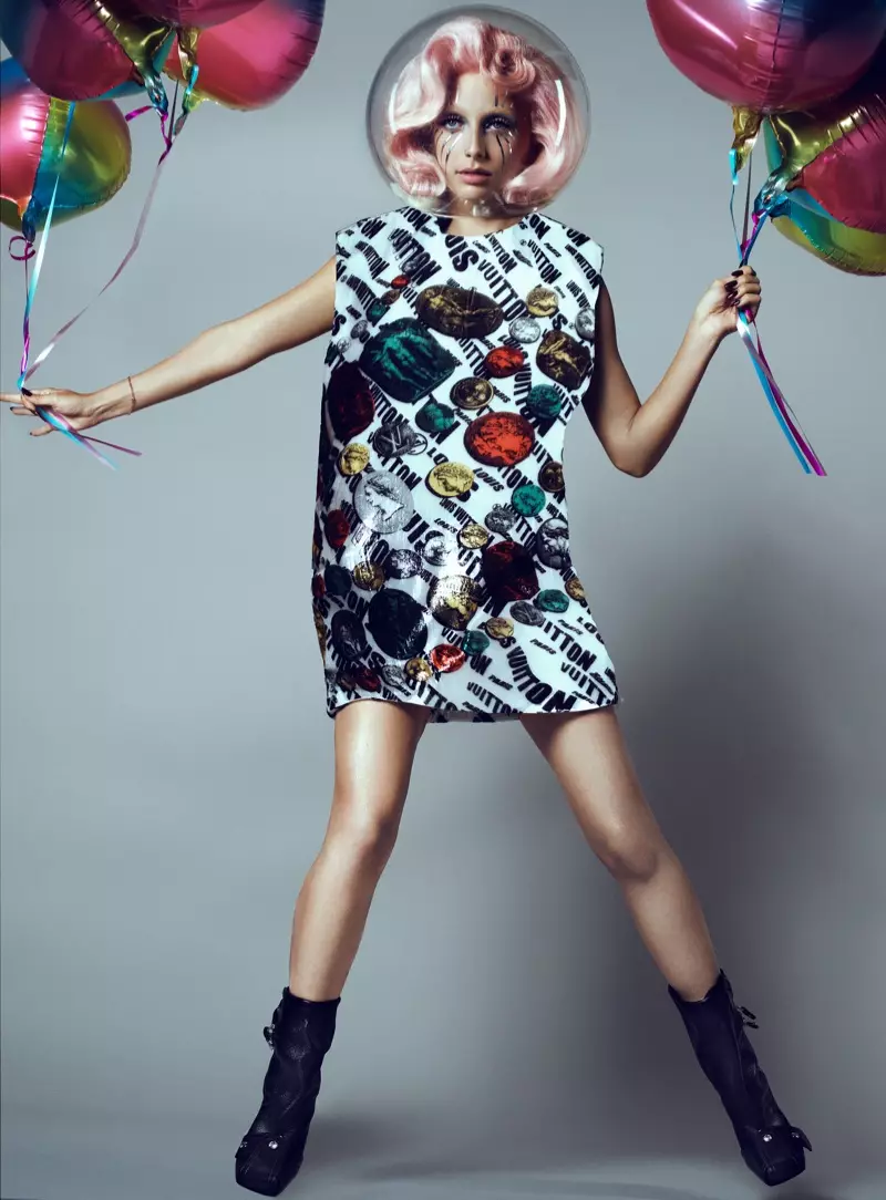 Emma Chamberlain poseert met ballonnen en draagt een jas van Louis Vuitton x Fornasetti. Foto: Domen & Van de Velde / met dank aan V Magazine