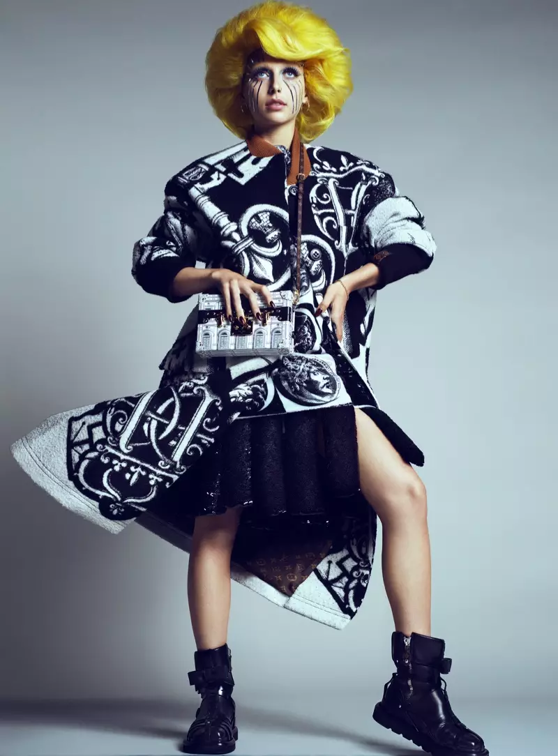 Rockende print, Emma Chamberlain poseert in de Louis Vuitton x Fornasetti-samenwerking. Foto: Domen & Van de Velde / met dank aan V Magazine