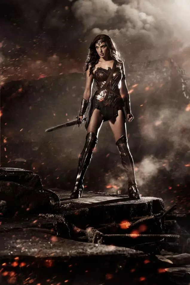 Gal Gadot trong Trang phục Wonder Woman cho phim Batman v Superman. Ảnh: Warner Brothers