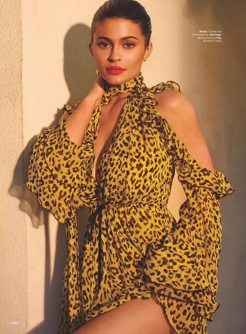 Mengenakan leopard print, Kylie Jenner berpose dalam gaun Diane von Furstenberg