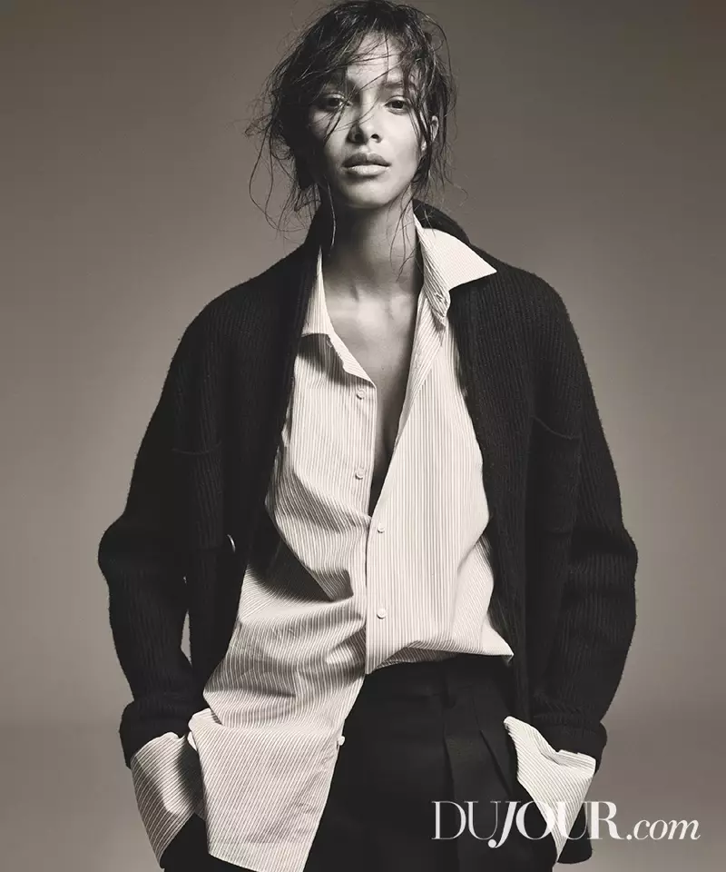 Lais Ribeiro Brunello Cucinelli කාඩිගන්, Isaia කමිසය සහ DKNY කලිසම් ඇඳ සිටී