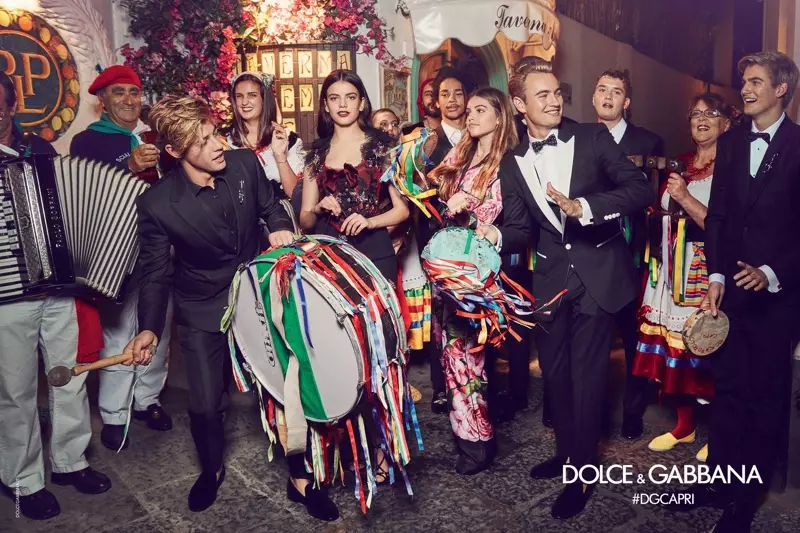 Sonia Ben Ammar, Thylane Blondeau, Cameron Dallas, Brandon Thomas Lee, Presley Gerber, Luka Sabbat, Rafferty Law가 Dolce & Gabbana의 2017년 봄 캠페인에서 포즈를 취하고 있습니다.