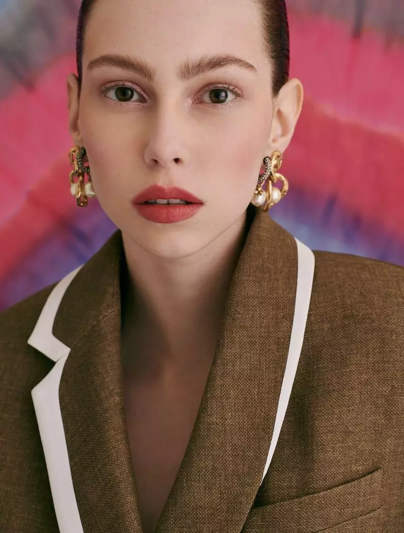 Lorena Maraschi modelt Statement-Styles für Vogue Brazil