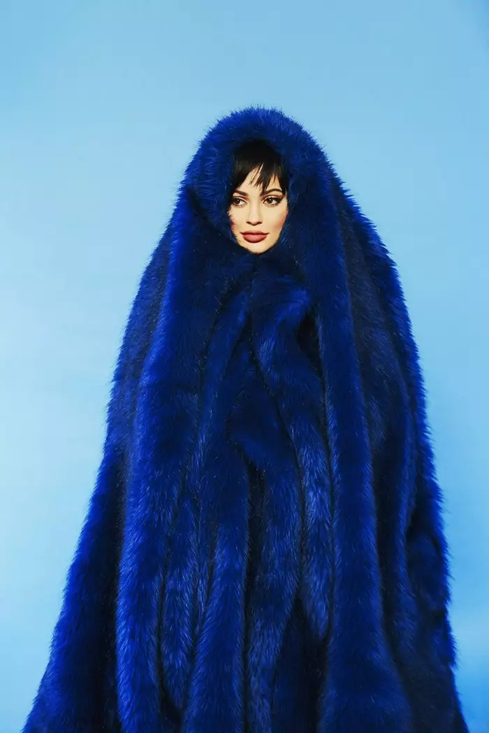 Kylie Jenner trägt einen blauen Pelzmantel