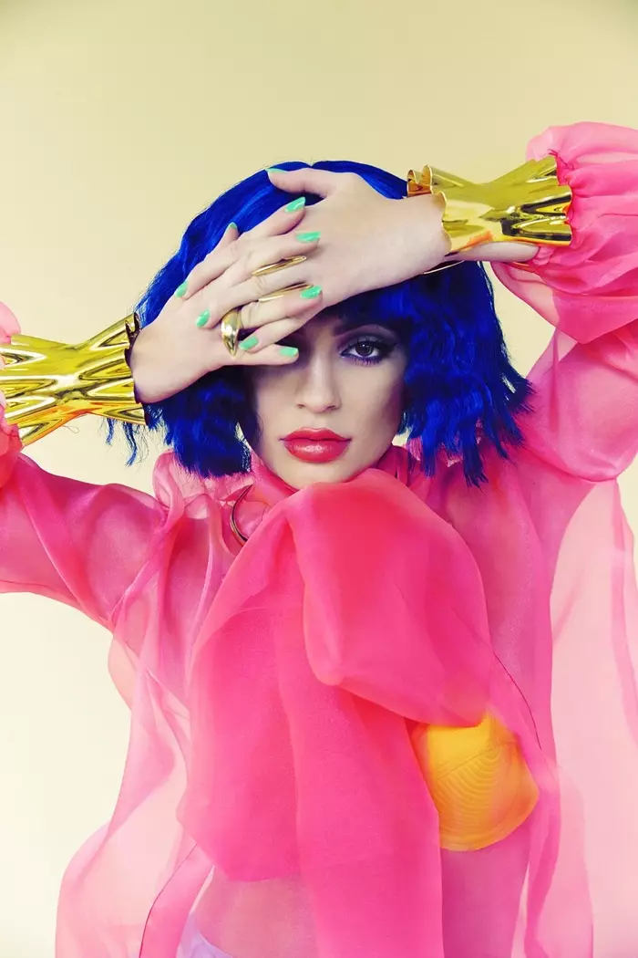 Kylie Jenner sembla gairebé irreconeixible a Paper Cover Shoot