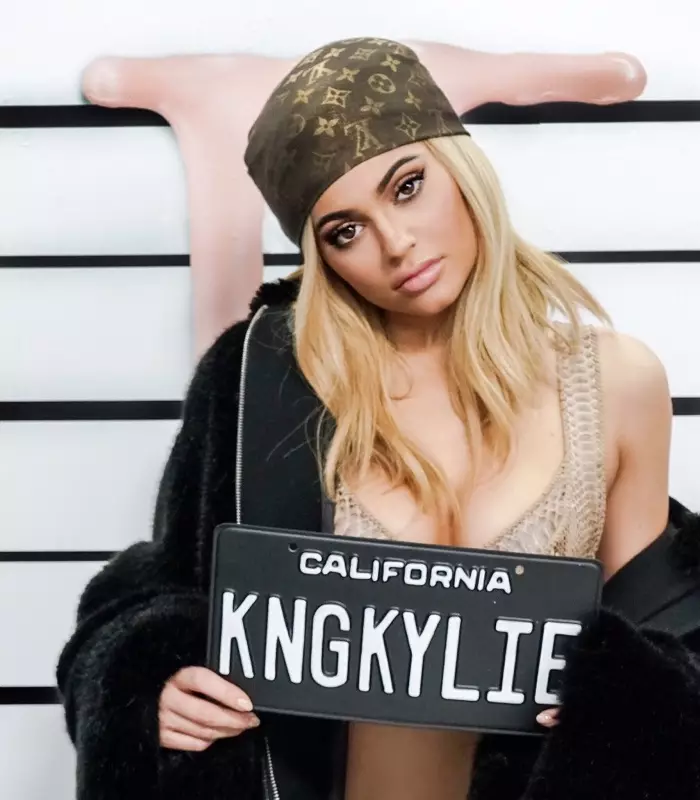 Kylie Jenner uuden huulikiiltosarjan promootiossa