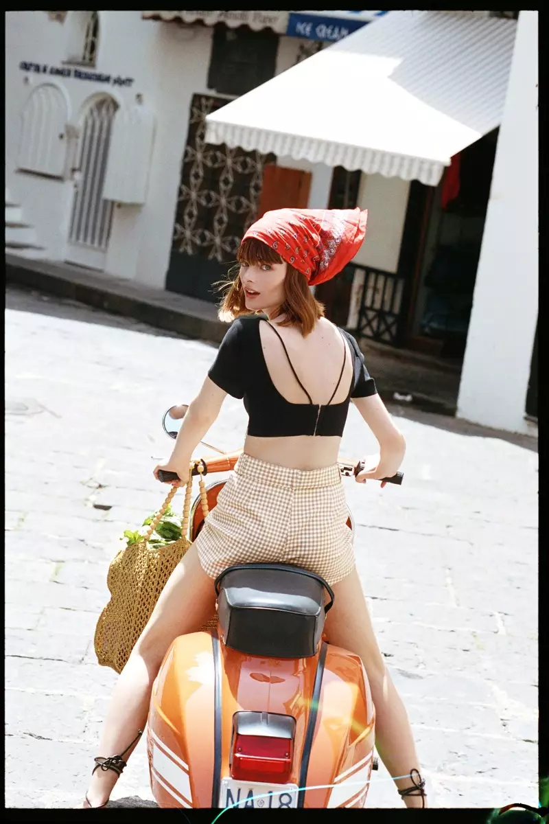艾拉·彼得森（Aylah Peterson）骑着大黄蜂在意大利为 Zara 社论摆姿势。