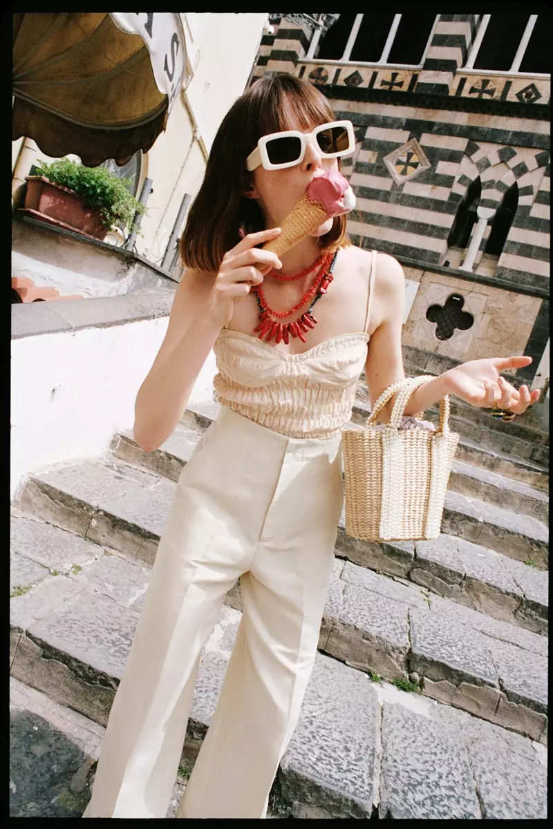 En train de manger des glaces, Aylah Peterson porte les modèles estivaux de Zara.