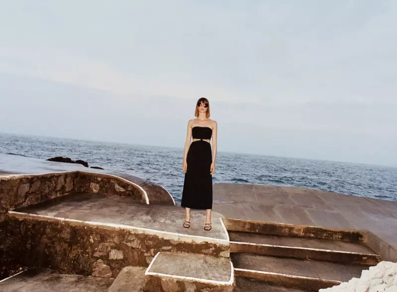 Pajūryje pozuojanti Aylah Peterson vilki mažą juodą „Zara“ suknelę.