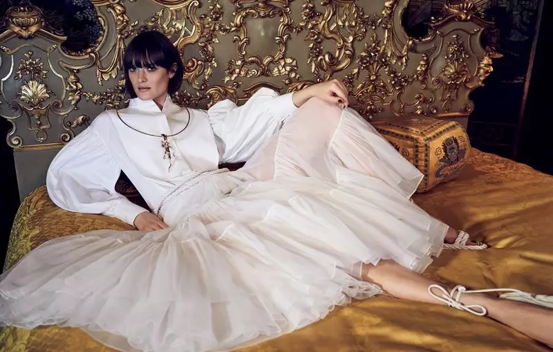 Sam Rollinson modela diseños opulentos para Bergdorf Goodman