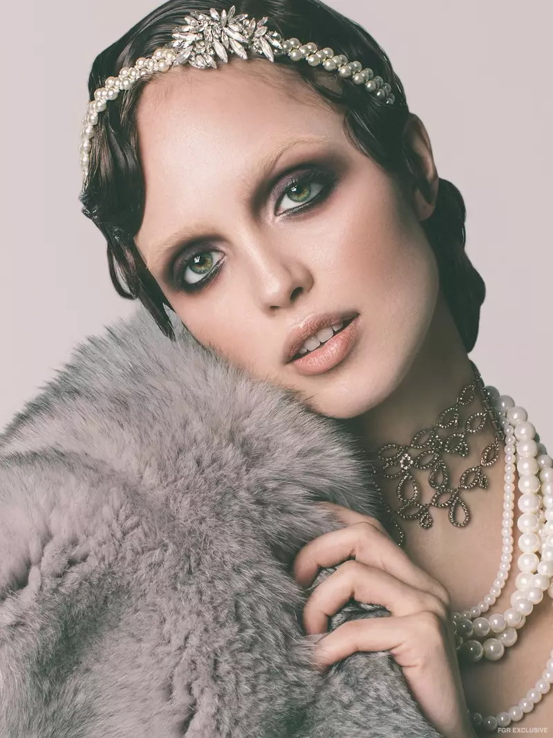 Headpiece και Choker Erickson Beamon, Pearl κολιέ RJ Graziano και Fur Stole Alejandra Alonso Rojas