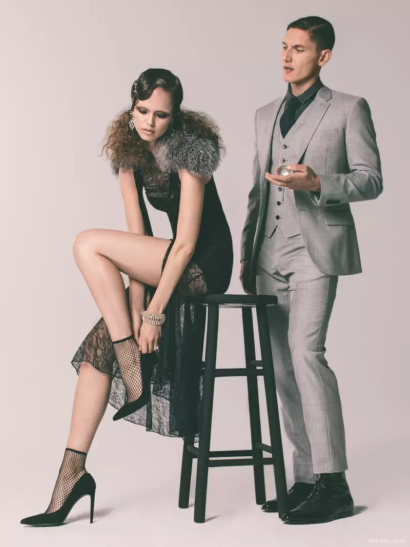 (Li ser Pauli) Gûhar û destmala stûr RJ Graziano, Destûra tenik Nina, Fur Stole Alejandra Alonso Rojas Dress, Camilla û Marc Fishneck Socks stylist xwe û Heels Stuart Weitzman (Li ser Alex) Three Piece Suit REISS, Tie Life After Denimrt, Pocket Watch stylist xwe û Shoes Angela Mitchell