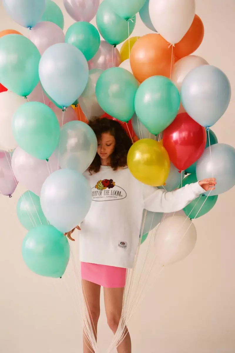 Sara Grace Wallerstedt poserer med ballonger og modellerer Zara x Fruit of the Loom-samarbeidet.
