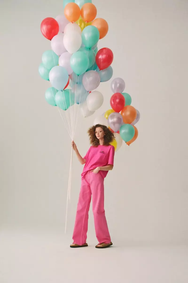 Sara Grace Wallerstedt atrodo gražiai rožinės spalvos Zara x Fruit of the Loom bendradarbiavimui.