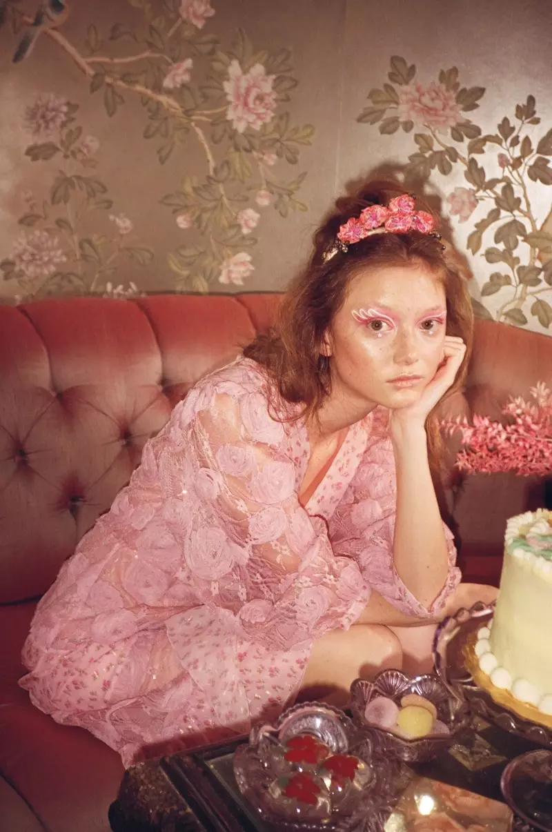 Sara Grace Wallerstedt 在 Anna Sui 2020 春夏广告大片中身着粉色装扮看起来很漂亮