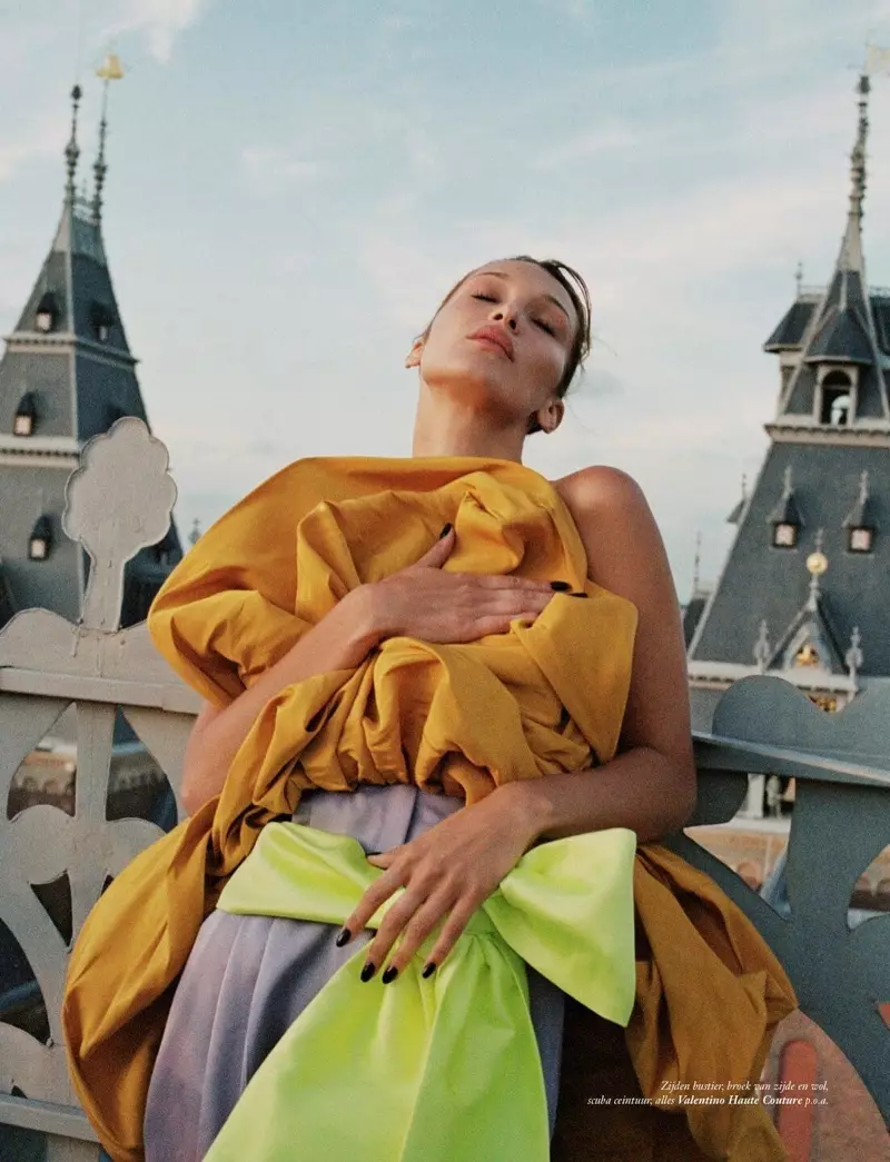 Bella Hadid poseert in avant-gardistische mode voor Vogue Nederland