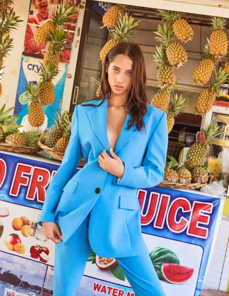 Yasmin Wijnaldum modellerer sommerstil til Vogue Holland