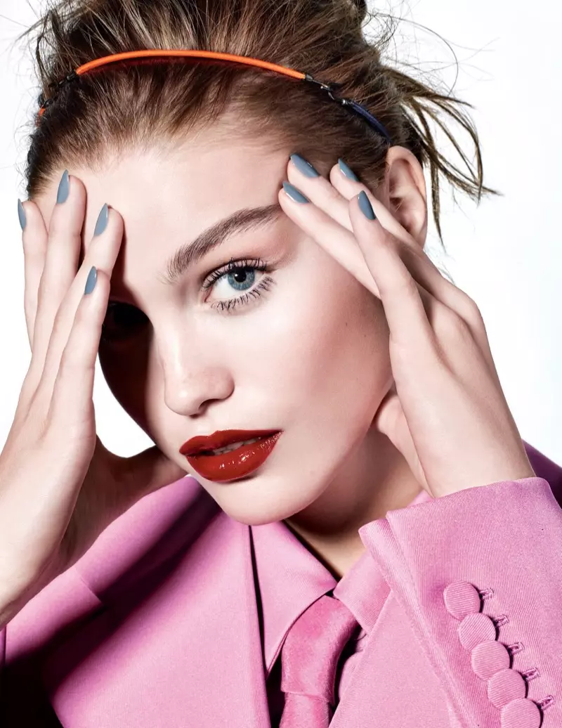 Luna Bijl színes sminket visel a Vogue Netherlands-ban