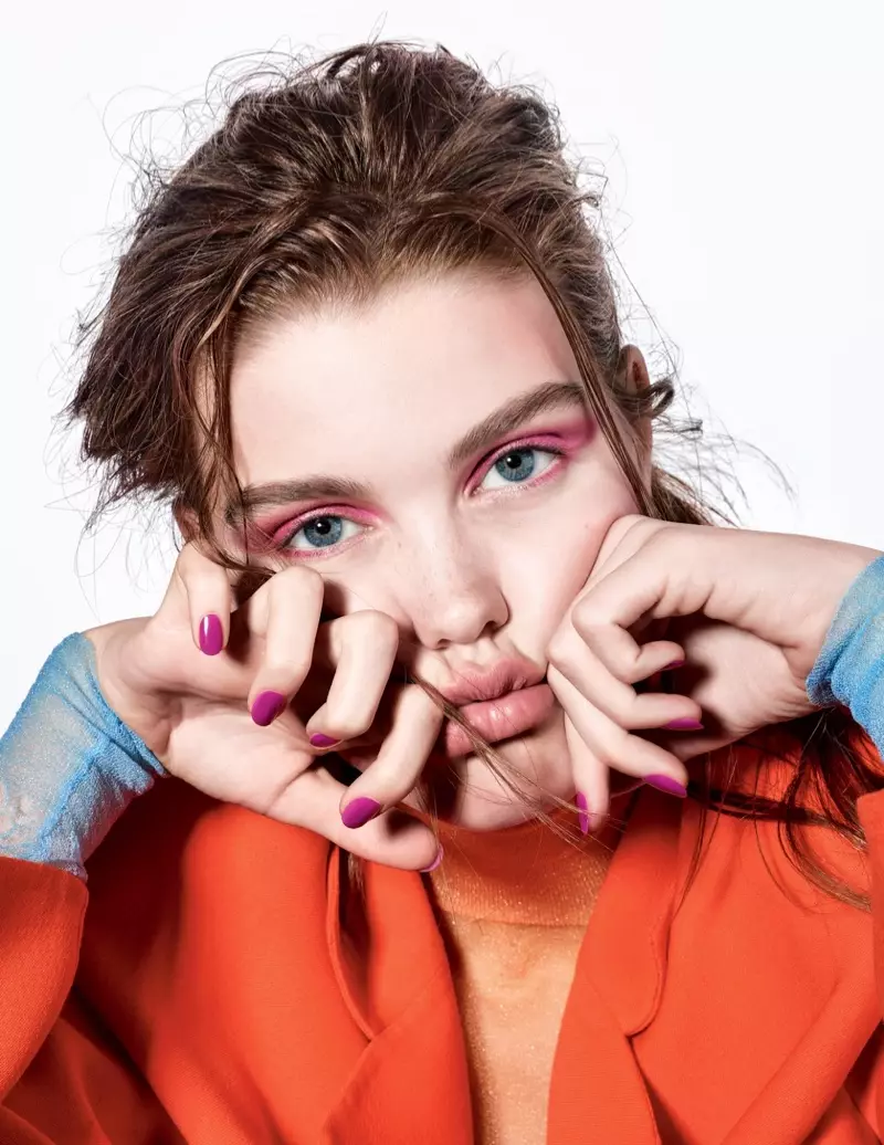 Luna Bijl színes sminket visel a Vogue Netherlands-ban