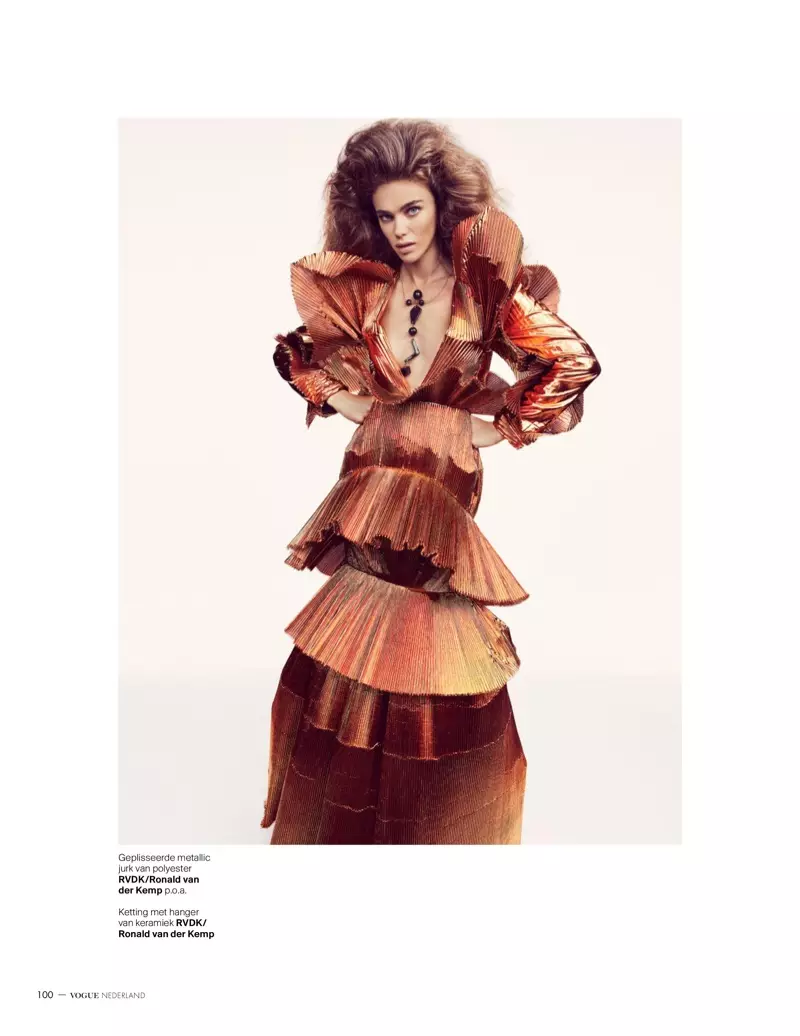 Jena Goldsack poseert in feestklare looks voor Vogue Nederland