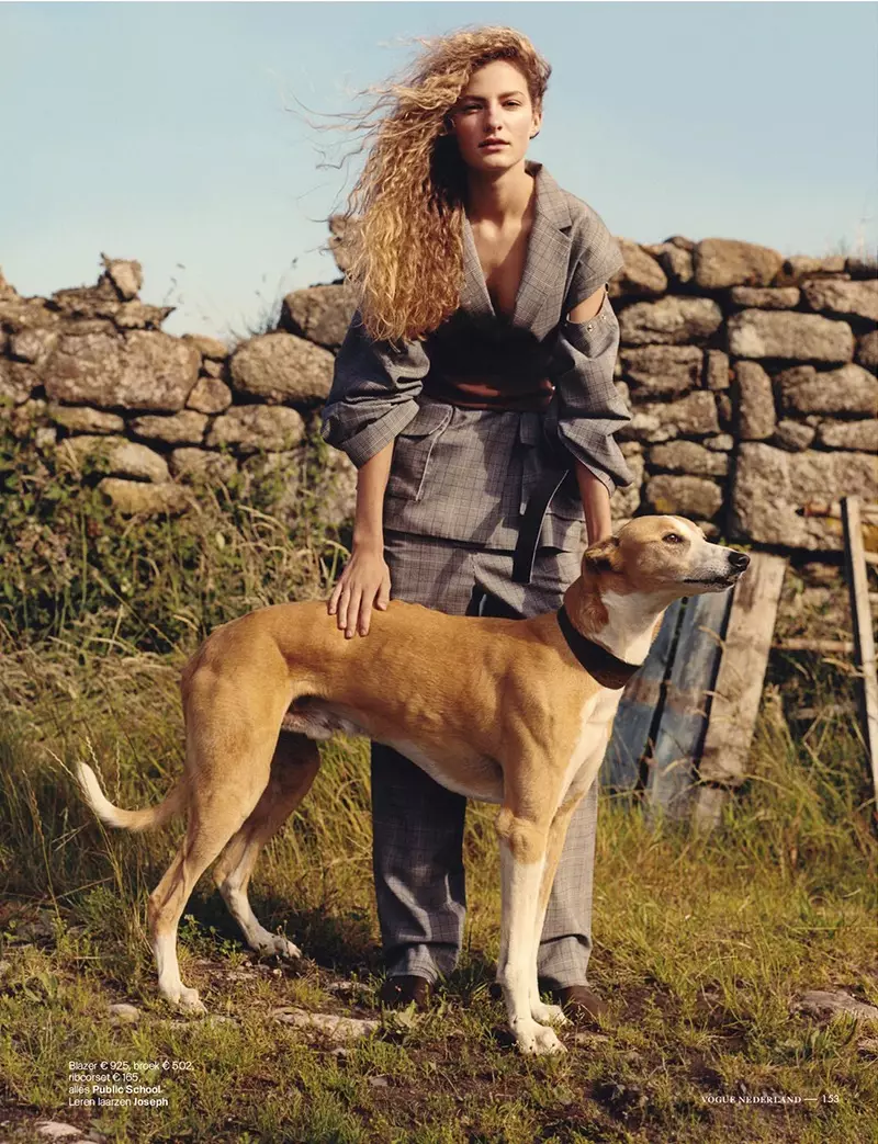 Felice Noordhoff Layers Up sa Fall Fashions para sa Vogue Netherlands