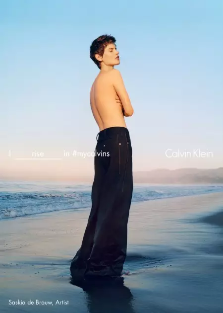 Kendall Jenner ya dawo don Tallace-tallacen bazara na Calvin Klein