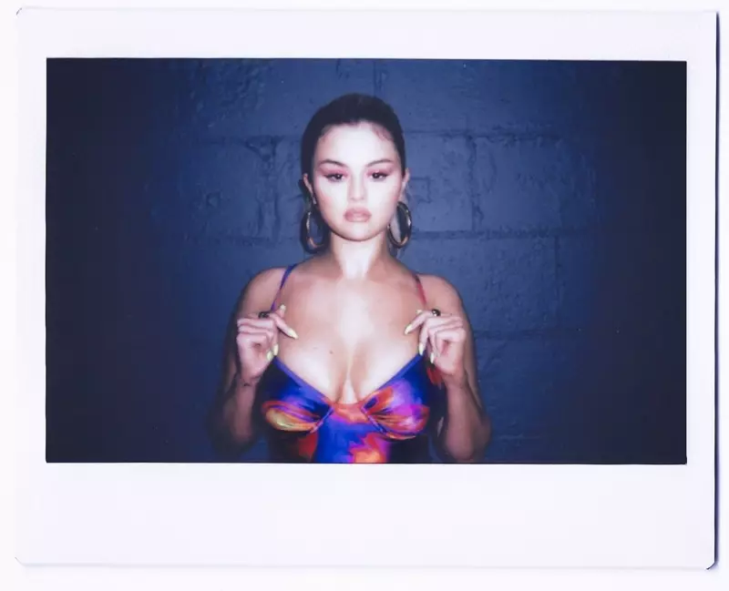 Selena Gomez poseert voor een polaroid en draagt haar La'Mariette-badpaksamenwerking.