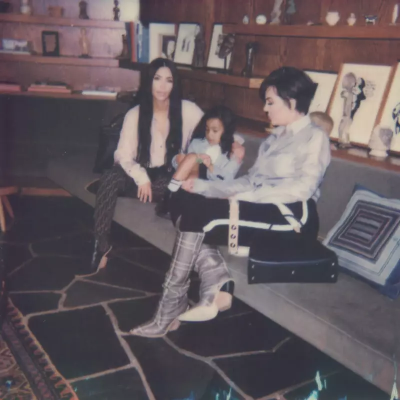 Kim Kardashian、North West 和 Kris Jenner 出现在 Fendi #MeandMyPeekaboo 活动中