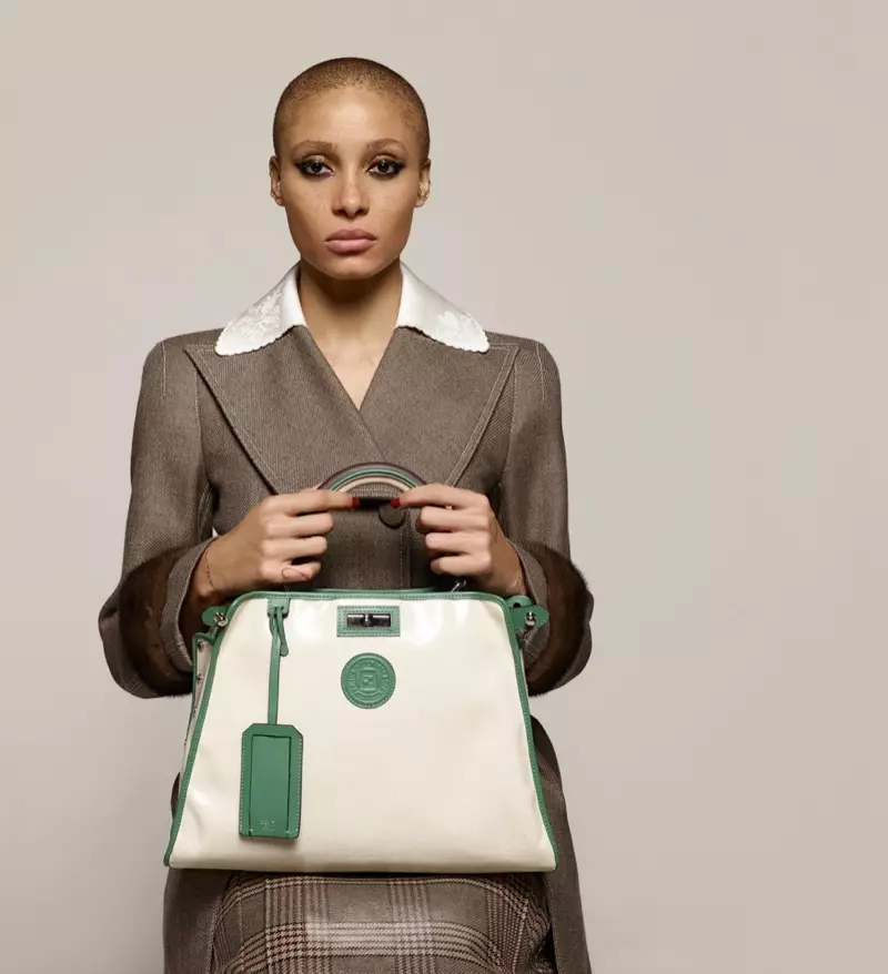 Adwoa Aboah моделе Fendi көз-кыш 2018 кампаниясендә пәйда була