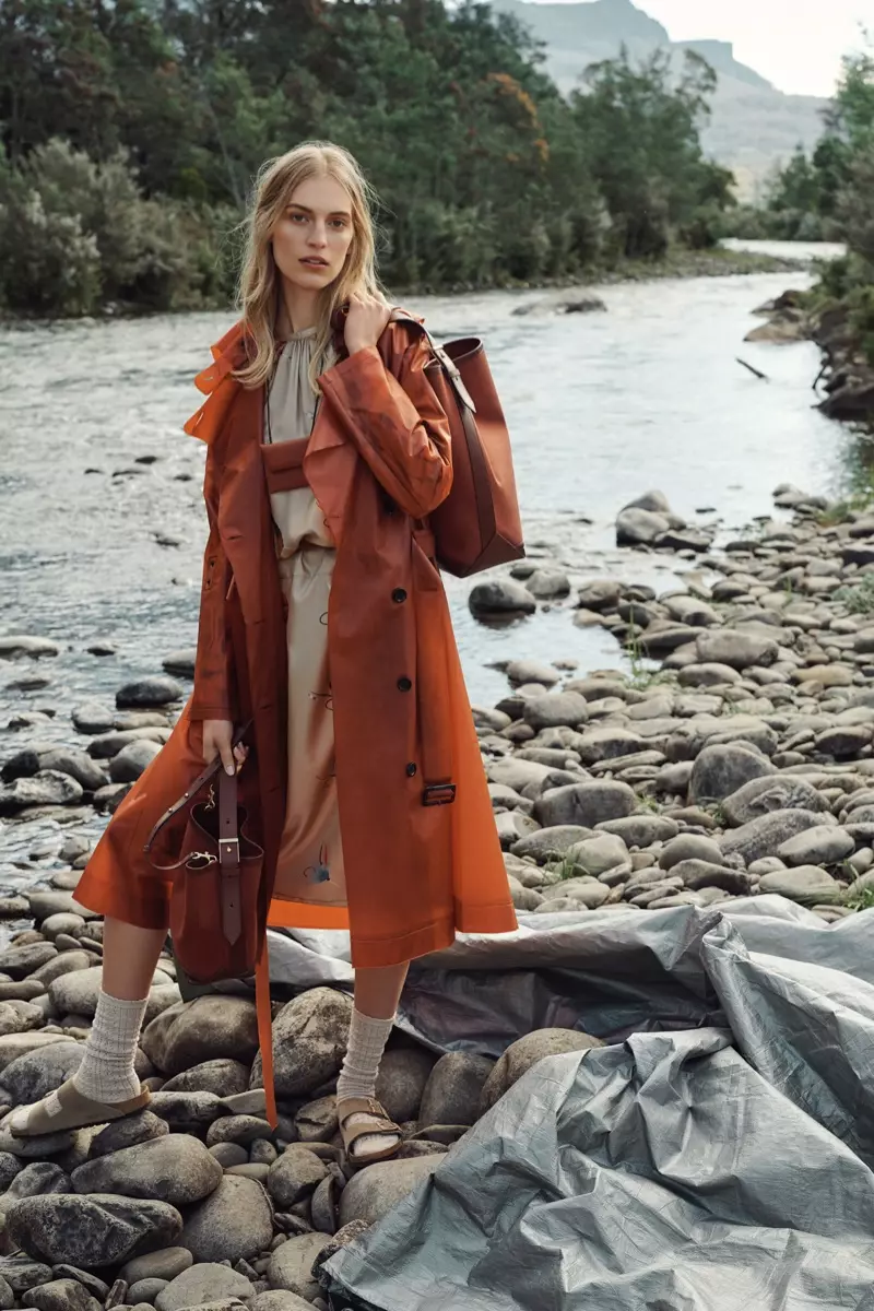 Vanessa Axente si veste per la campagna Oroton inverno 2019