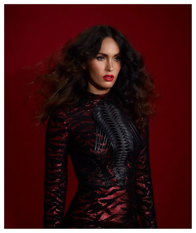 L'actriu Megan Fox posa amb vestit de Balmain i arnès Yvy