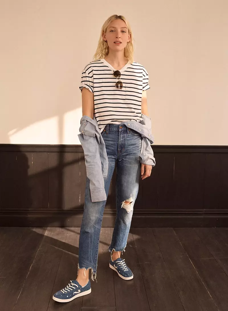 Madewell Easy Crop Tee ee Wanda Stripe, Denim Western Shaadhka, Jean-xagaaga ugu Wanaagsan: Daabacaadda Burburay, Muraayadaha Fest Aviator iyo Sneakers Tretorn Nylite Plus ee Denim-Spattered