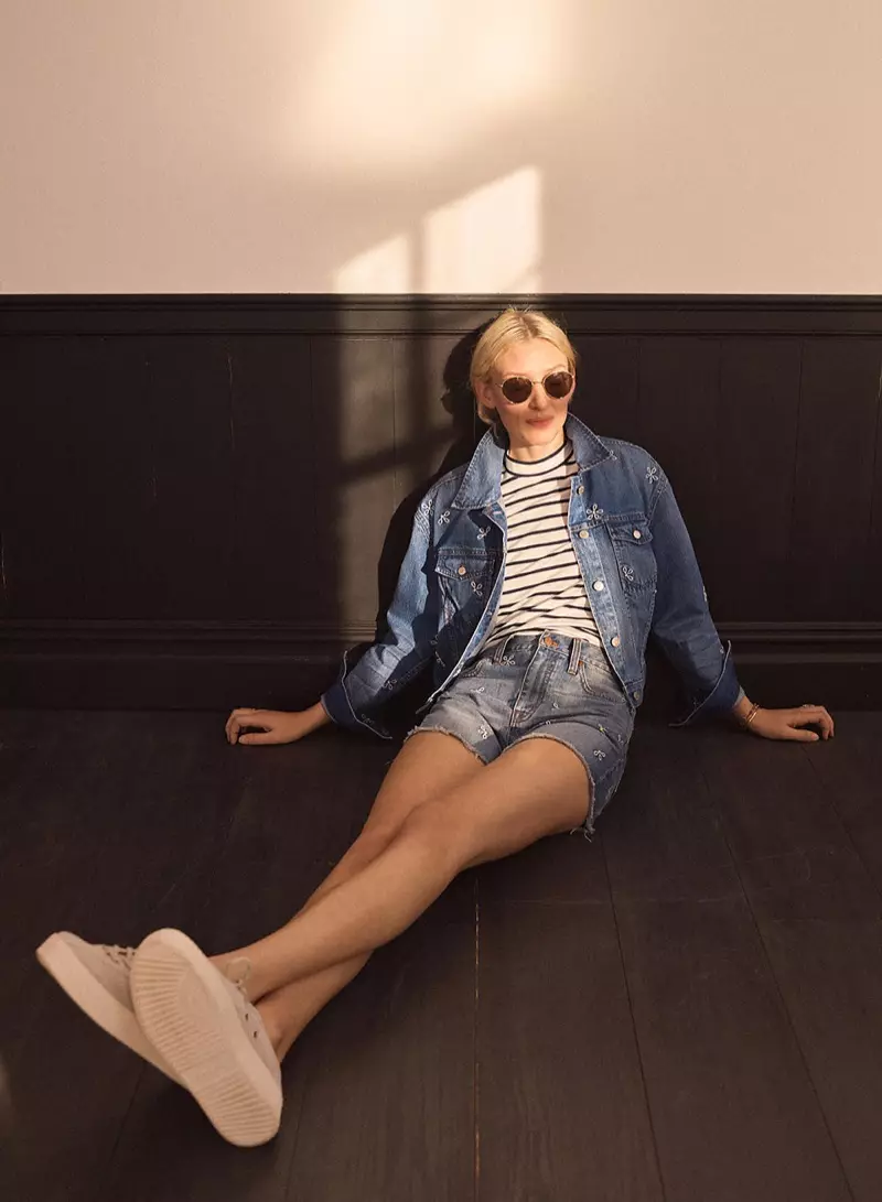 Madewell The Boxy-Crop Jean Jacket: Daisy Embroidered Edition, майка Mockneck в полоску, The Perfect Jean Short: Daisy Embroidered Edition, солнцезащитные очки Fest Aviator и кроссовки Tretorn Nylite Bold III с перфорированной платформой