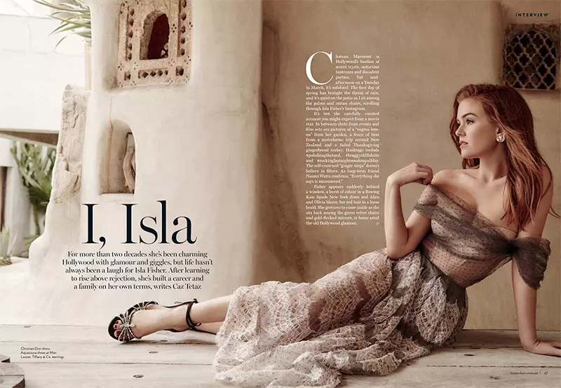 A actriz Isla Fisher posa cun vestido Dior con sandalias Aquazzura e pendentes de Tiffany & Co.