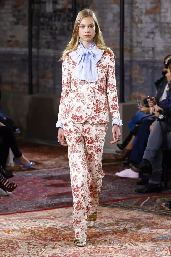 Usa ka pagtan-aw gikan sa Gucci's resort 2016 runway show