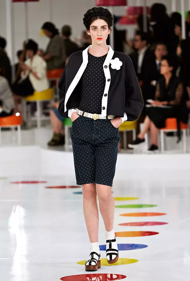 Un look de la colección crucero 2016 de Chanel