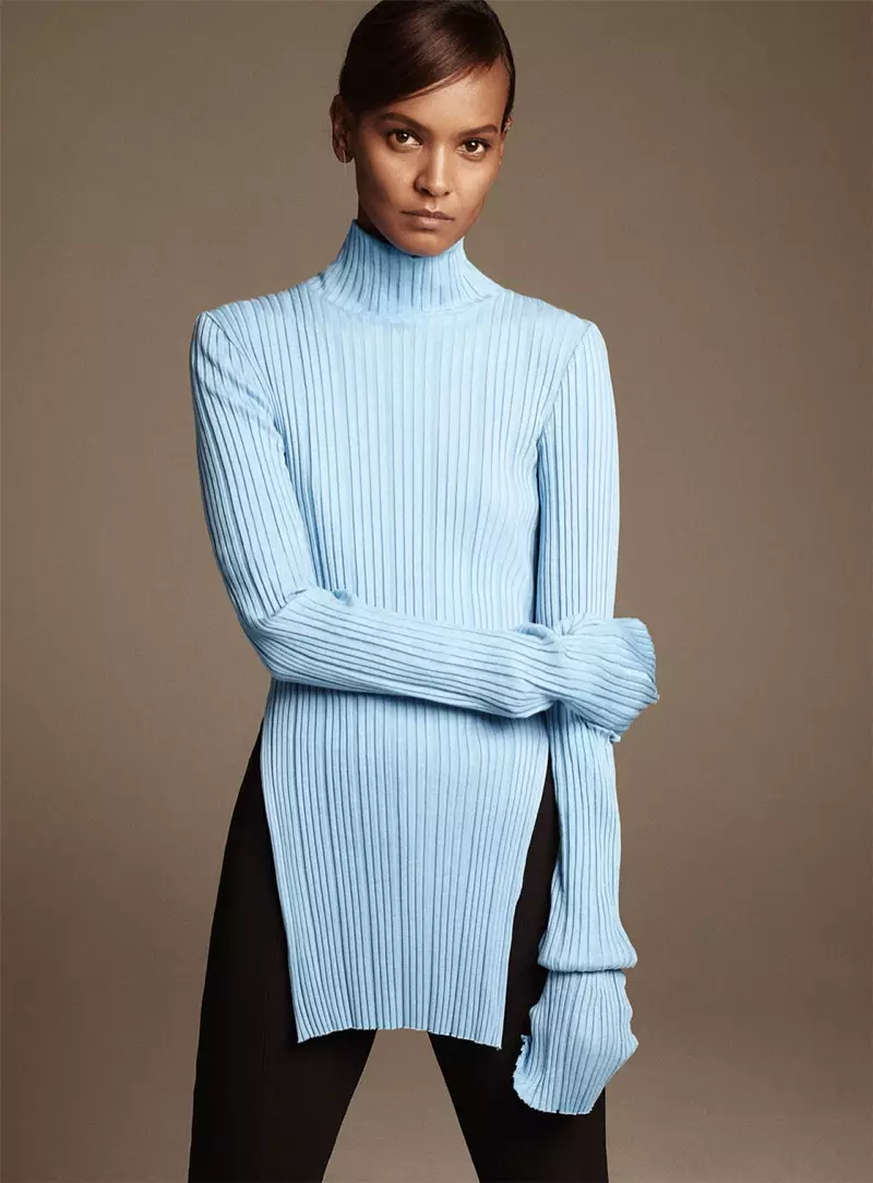 D'Liya Kebede huet Zara Ribbed Top mat Ëffnungen, Zipper Leggings an oppen Hoop Ouerréng