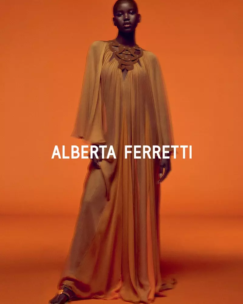 મોડલ Adut Akech Alberta Ferretti વસંત-ઉનાળો 2020 અભિયાનમાં દેખાય છે