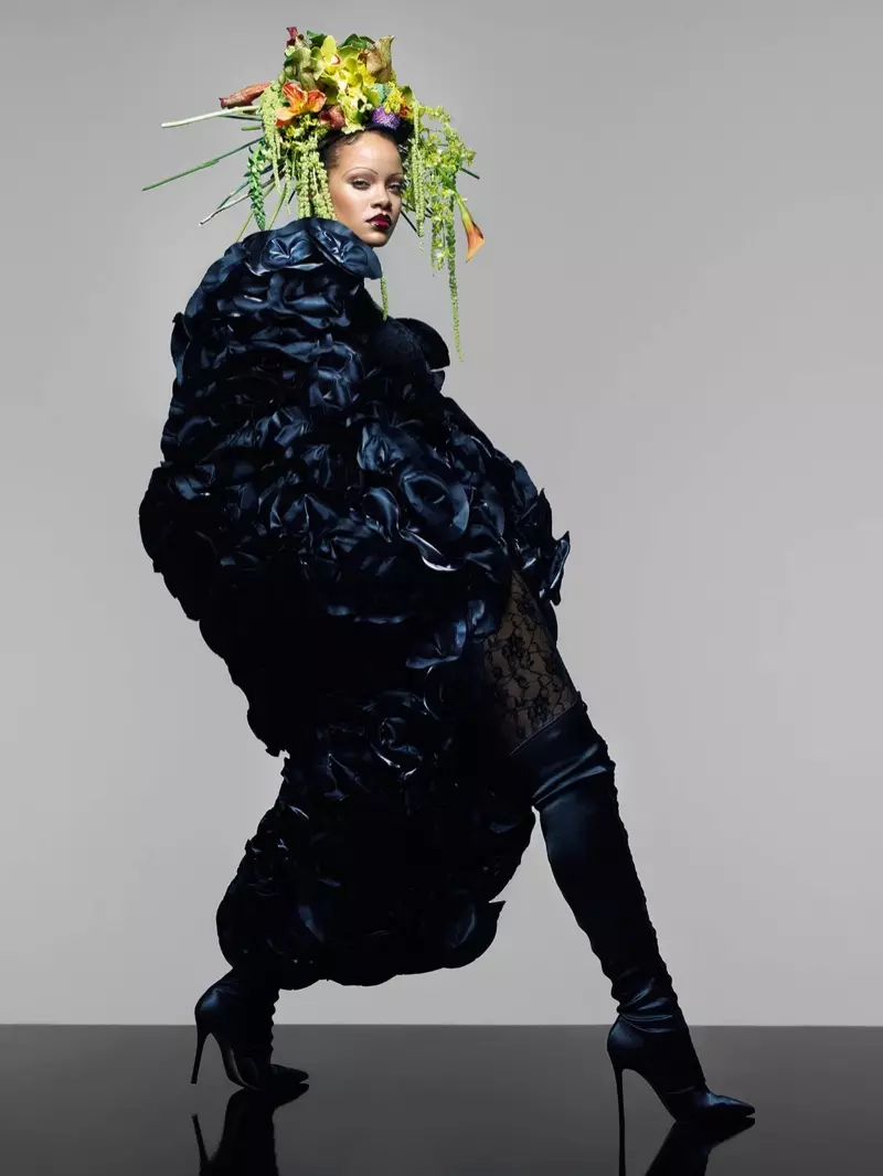 Rihanna በ Noir Kei Ninomiya የአበባ ቀሚስ እና Gianvito Rossi ቦት ጫማዎች ላይ አቆመች።