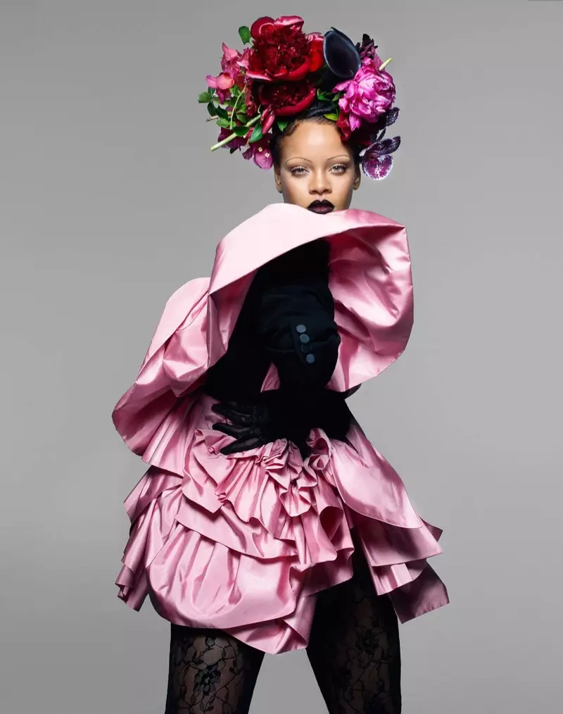 Rihanna ist in Rosa gekleidet und trägt eine Smokingjacke von Alexander McQueen mit Spitzenhandschuhen von Cornelia James